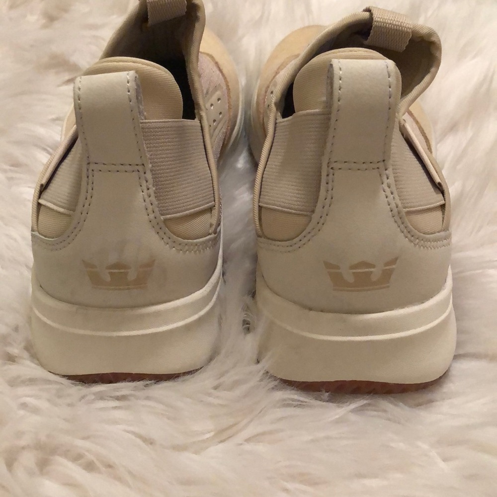 Supras - Picture 3 of 4